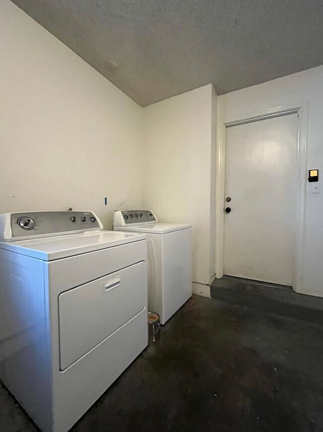 Building Photo - 3 Bedroom Townhome Near W University Dr and S Hardy Dr!