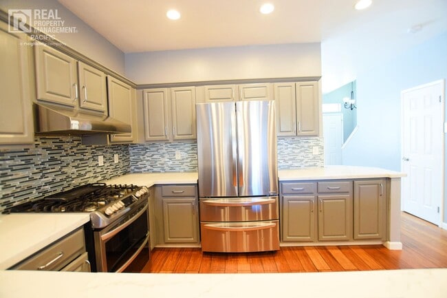 Building Photo - Newly Renovated 4 Bedroom with Parking