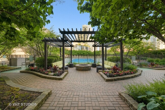 Building Photo - 400 N La Salle Dr