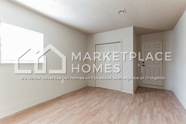 Building Photo - 404 E Texas Dr