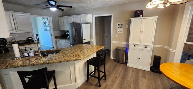 Building Photo - 4 bedroom home in North Columbus
