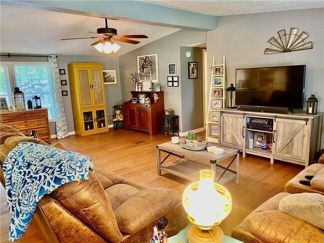 Building Photo - 148 Pine Tree Path