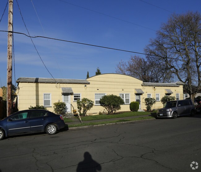 Green Gables Apartment 2114 SE Caruthers St Portland OR 97214