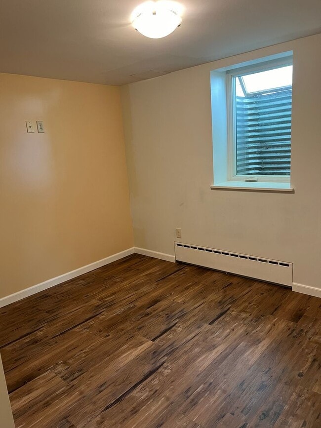 Building Photo - Quiet 2 bedroom with utilities included