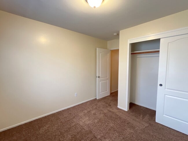 Building Photo - Southwest Bakersfield