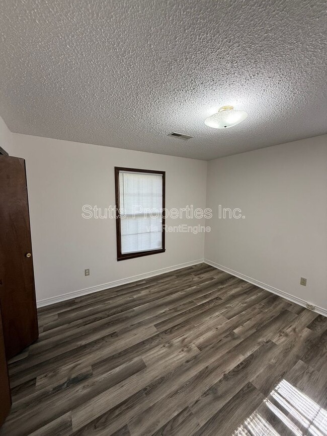 Building Photo - 913 Waverly Ave