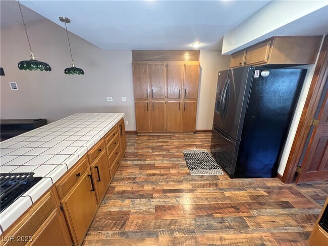 Building Photo - 5242 Dickens Dr