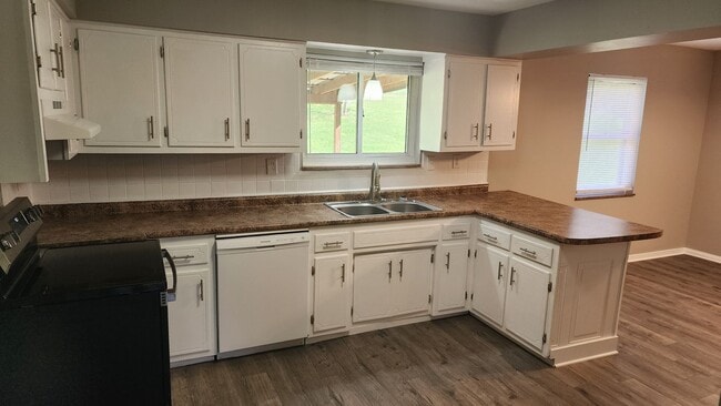 Building Photo - Large Brick Ranch near Cherokee Lake