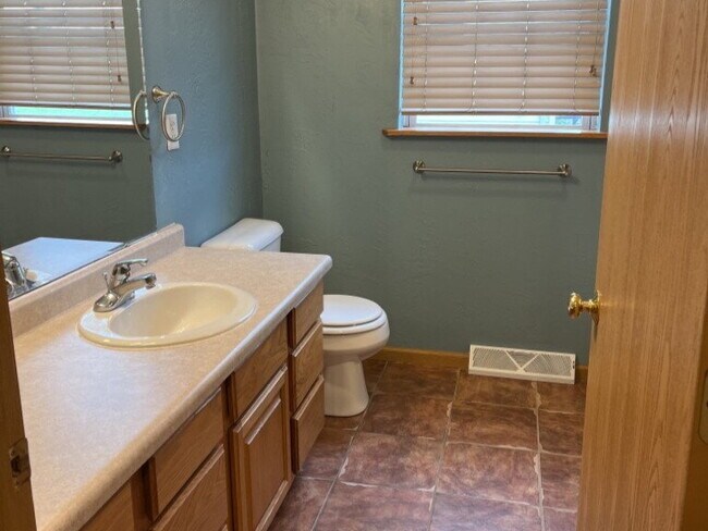 Building Photo - 3 Bedroom, 3 Bath Duplex in Greenville