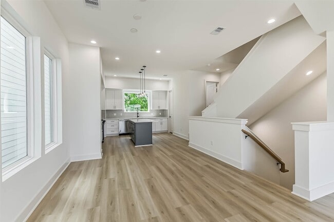 Building Photo - 5703 Balbo St