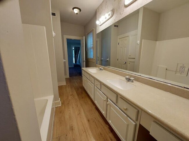 Building Photo - Gorgeous 3 bedroom, 1 bath home south of Haysville