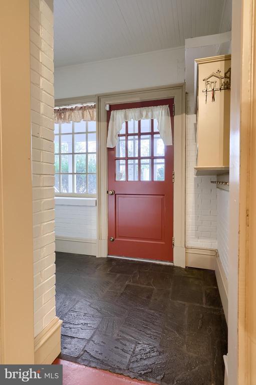 Building Photo - 226 E Caracas Ave