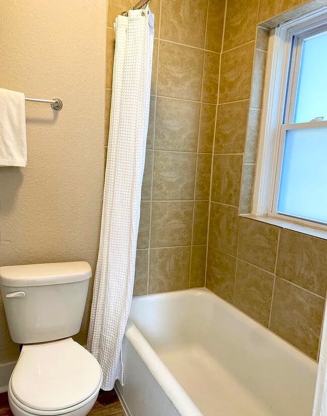 Building Photo - 301-307 N Gladstone Blvd - 307-32