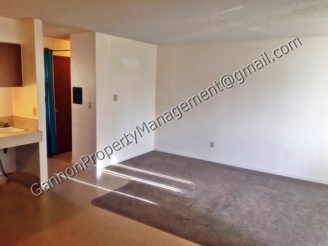 Building Photo - 4480 N Viewpoint Dr