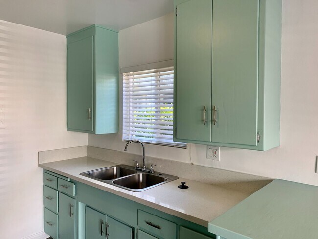 Building Photo - Completely Updated Front Unit