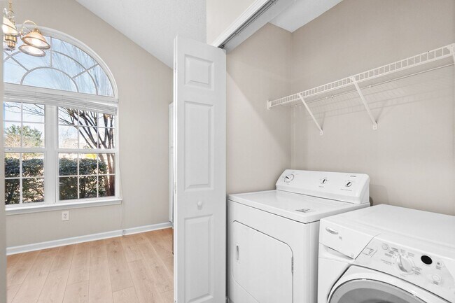 Building Photo - 571 Riverward Dr