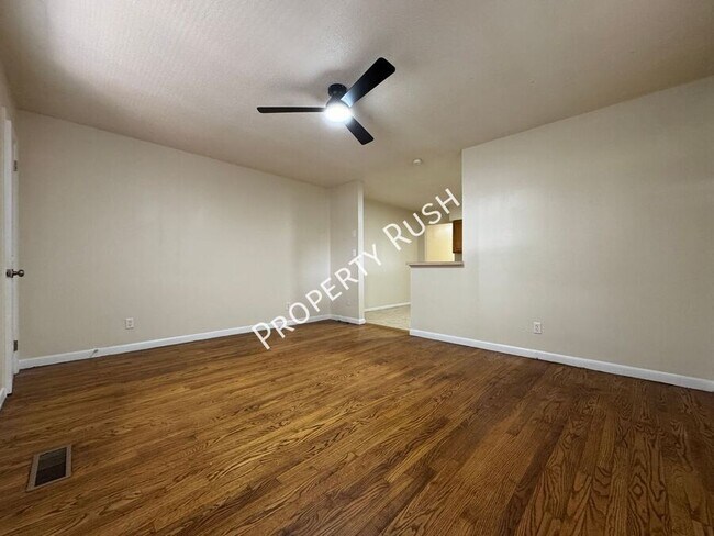 Building Photo - 1017 N Larchmont Dr