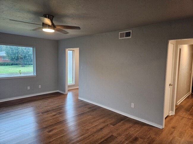 Building Photo - 3 bed 2 bath Newly Renovated Home For Rent