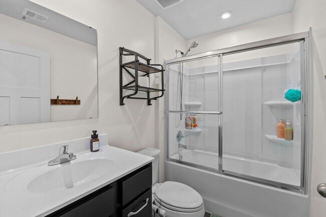 Building Photo - Beautiful 4-Bedroom Home with Fenced Backyard & Open Floor Plan!