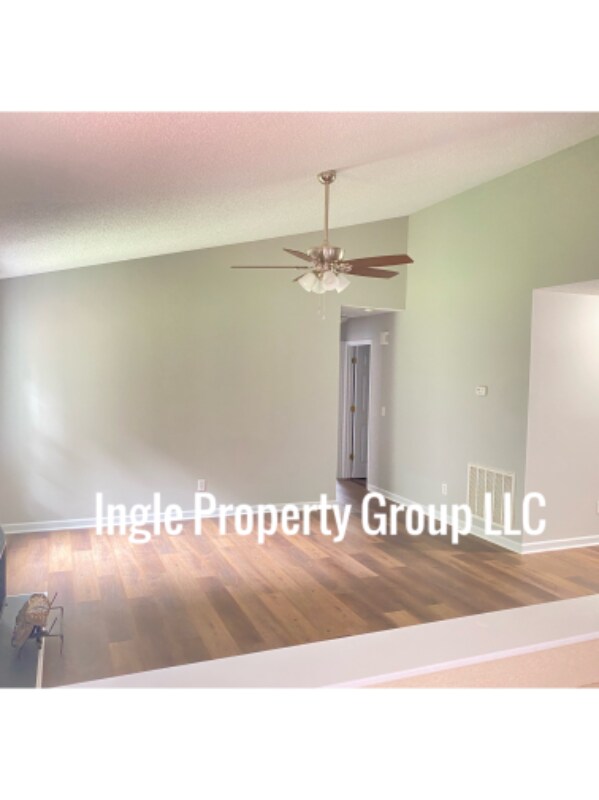 Building Photo - 375 Sommerset Dr