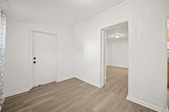 Building Photo - Spacious 1 Bed / 1 Bath Apartment Near Downtown Miami