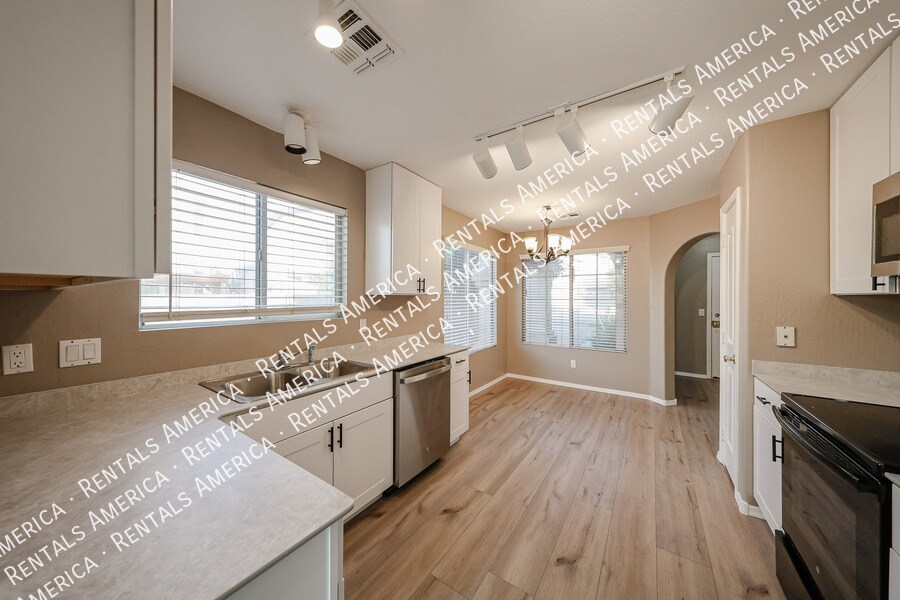 Building Photo - 3719 E Inverness Ave