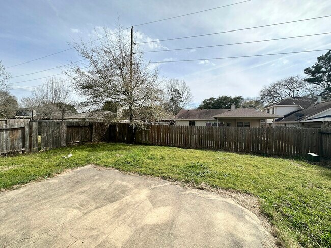 Building Photo - 5026 Forest Hurst Dr