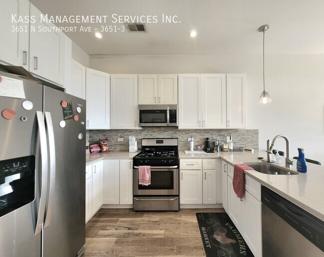 Building Photo - Newer Construction Prime Southport Corrido...