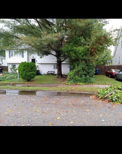 Spacious front and back yard - 278 Drummond Ave