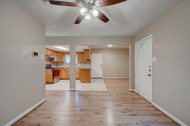 Building Photo - 6331 Oaknut Dr