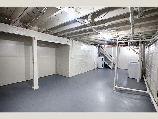 Building Photo - Spacious 3 Bedroom Townhome in Cedar Hills!