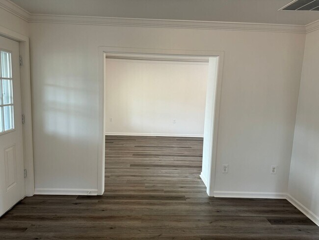 Building Photo - Updated 3 bedroom 2 bathroom duplex in his...