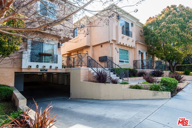 Building Photo - 826 Main St