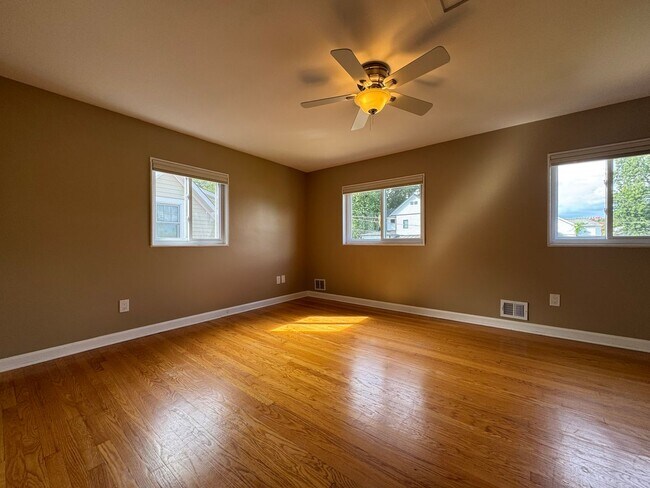 Building Photo - Beautiful 2 Bed 2 Bath Semi-Detached Brick...