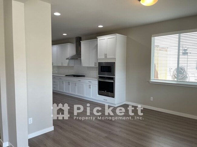 Building Photo - Large 4 Bedroom McCormick Woods Home