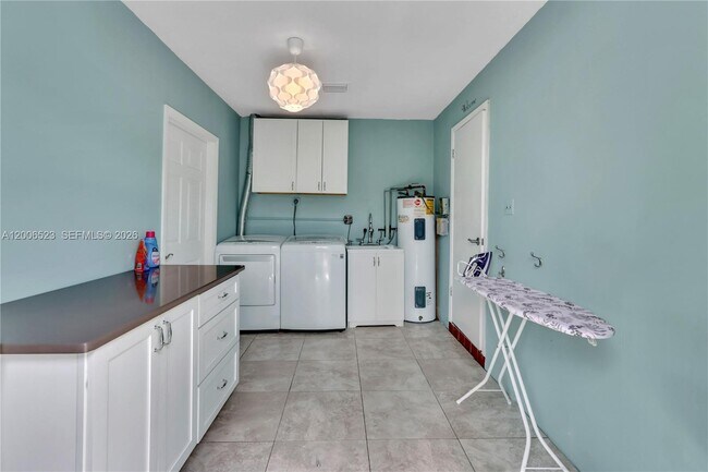 Building Photo - 222 SE 11th Ct