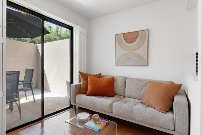 Building Photo - 835 Village Square S