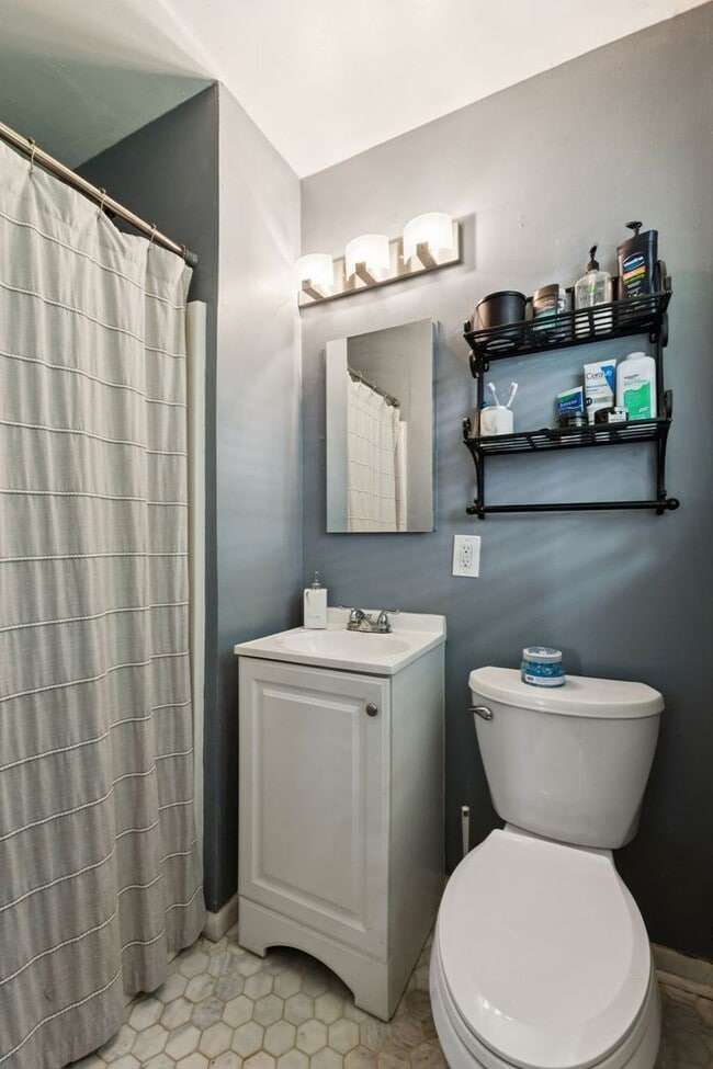 Building Photo - Excellent 3 Bedroom 2 Bath Home Minutes from Downtown!