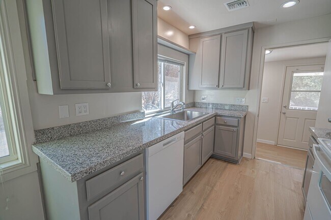 Building Photo - COMING SOON! 2 Bedroom Single Story in San...
