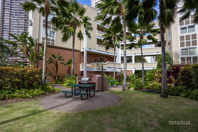 Building Photo - Available April 5th!  2 bedroom, 2 bath, 1-parking condo unit at The Cove Waikiki