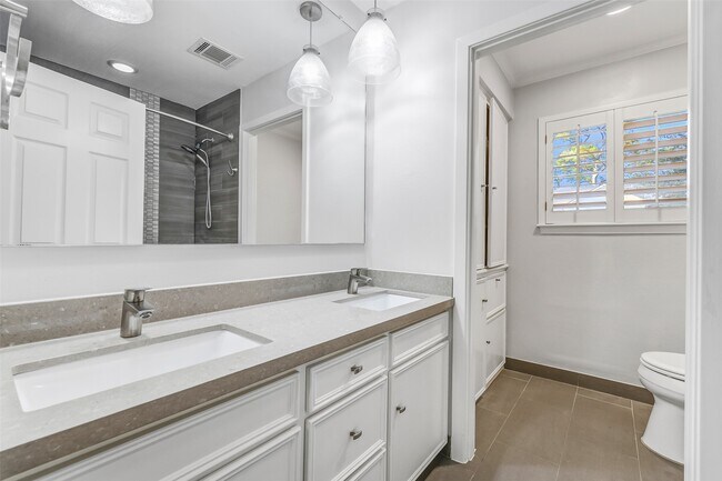 Building Photo - 12326 Old Oaks Dr