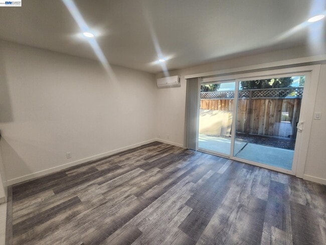 Building Photo - 749 Palomino Dr