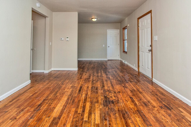 Building Photo - Large 3 Bedroom, 2 Bathroom - Pyramid Properties