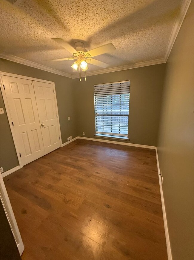 Building Photo - 3BD 2BA FLAT UPSTAIRS WITH HUGE BALCONY