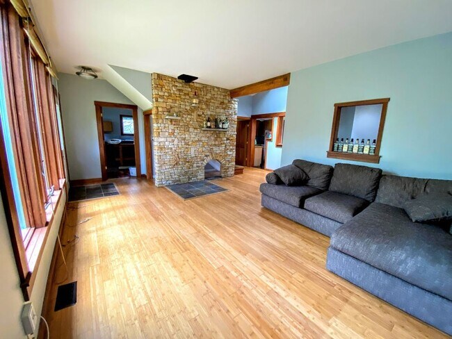 Building Photo - Great 3 bed 2 bath home!! AVAILABLE AUGUST 2027!