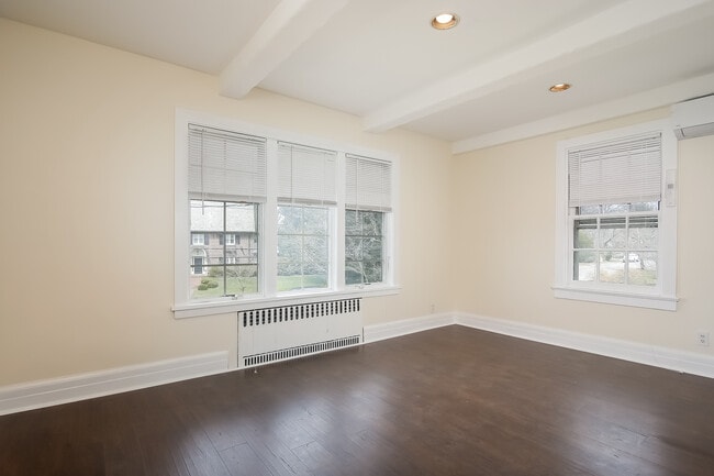 Building Photo - 50 Greenacres Ave