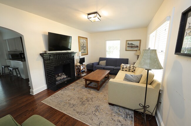 Primary Photo - Updated ITB Home in Great Dixie Trail Loca...
