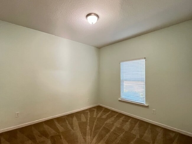 Building Photo - Well Appointed 4/3  Dreamfinders Home