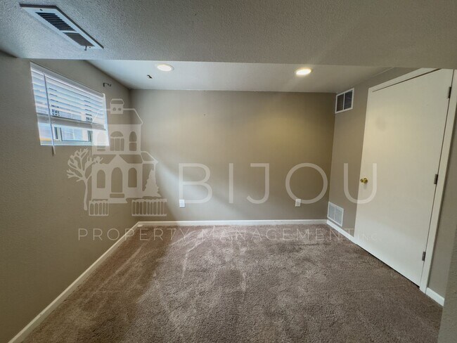 Building Photo - Conveniently Located Tri-Level