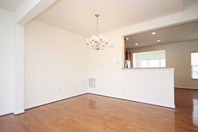 Building Photo - Dog-Friendly Pavilions at Pantops Townhome
